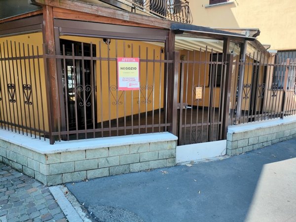 negozio in affitto a Caronno Pertusella