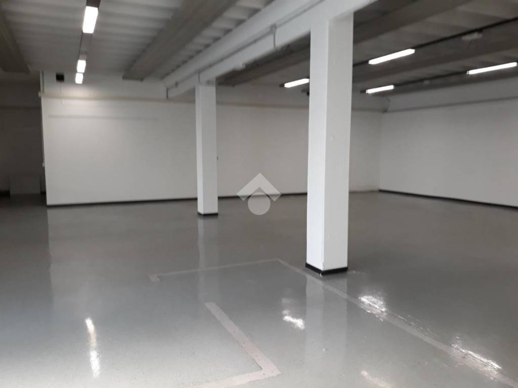 negozio in affitto a Caronno Pertusella