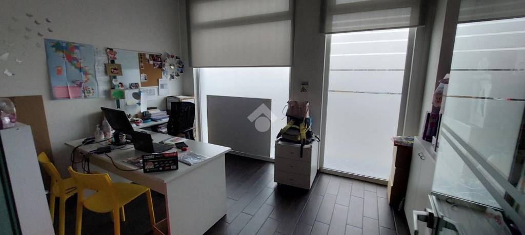 negozio in affitto a Caronno Pertusella