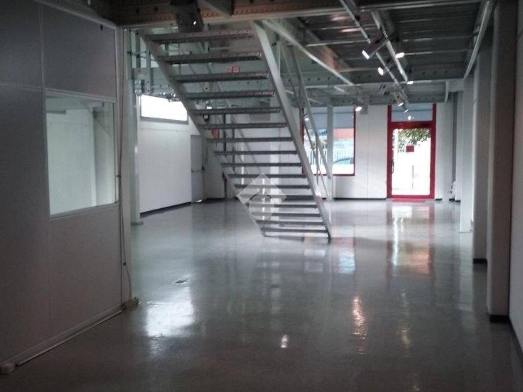negozio in affitto a Caronno Pertusella