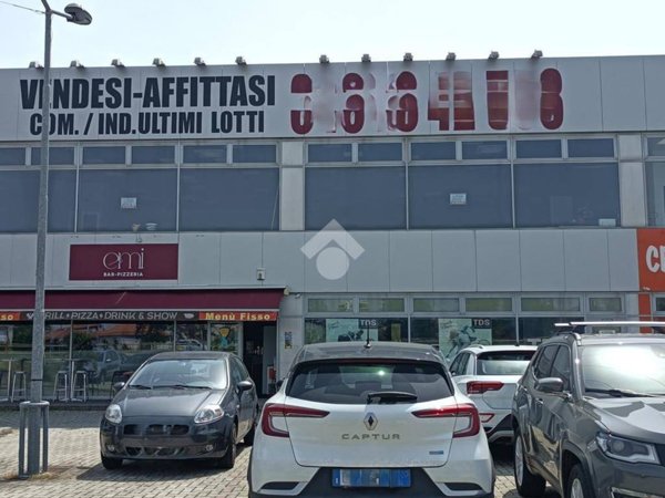 negozio in affitto a Caronno Pertusella