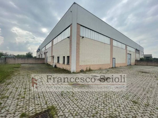 locale commerciale in affitto a Caronno Pertusella