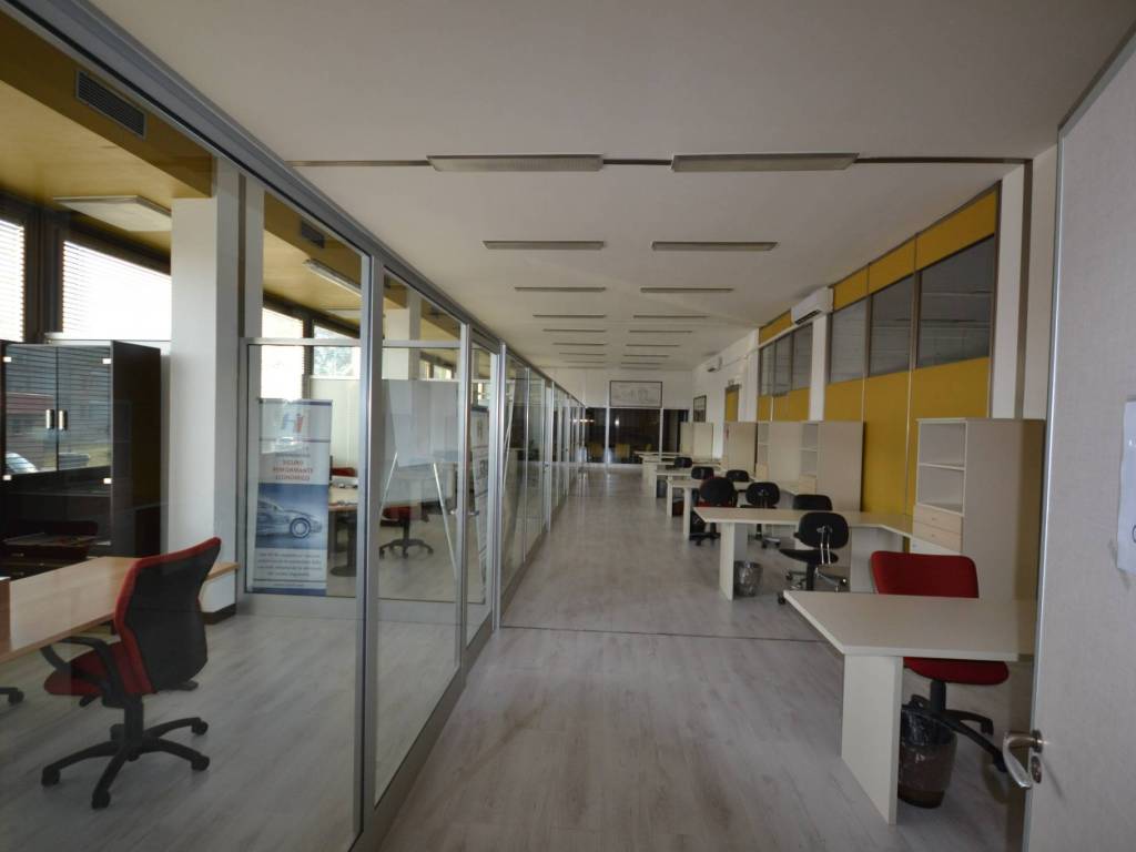 ufficio in affitto a Caronno Pertusella