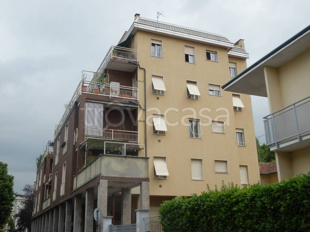 appartamento in affitto a Caronno Pertusella
