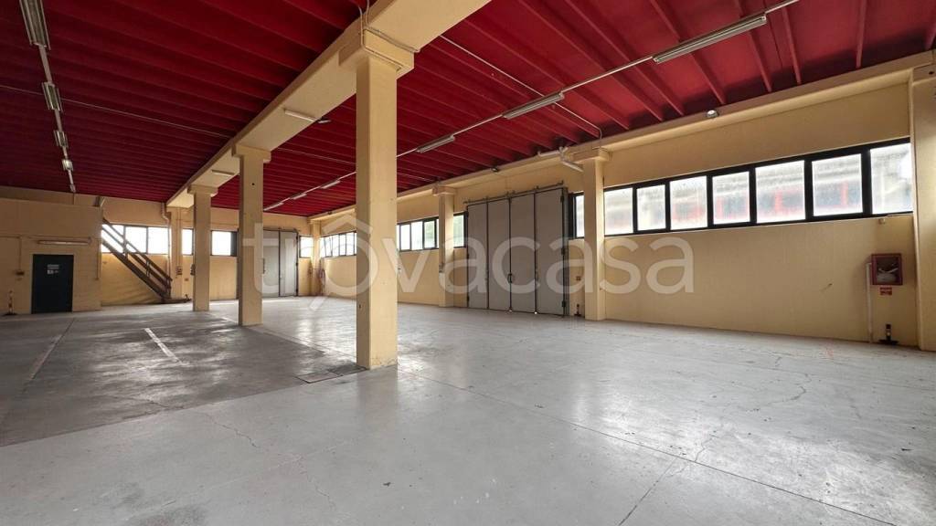 locale commerciale in affitto a Caronno Pertusella