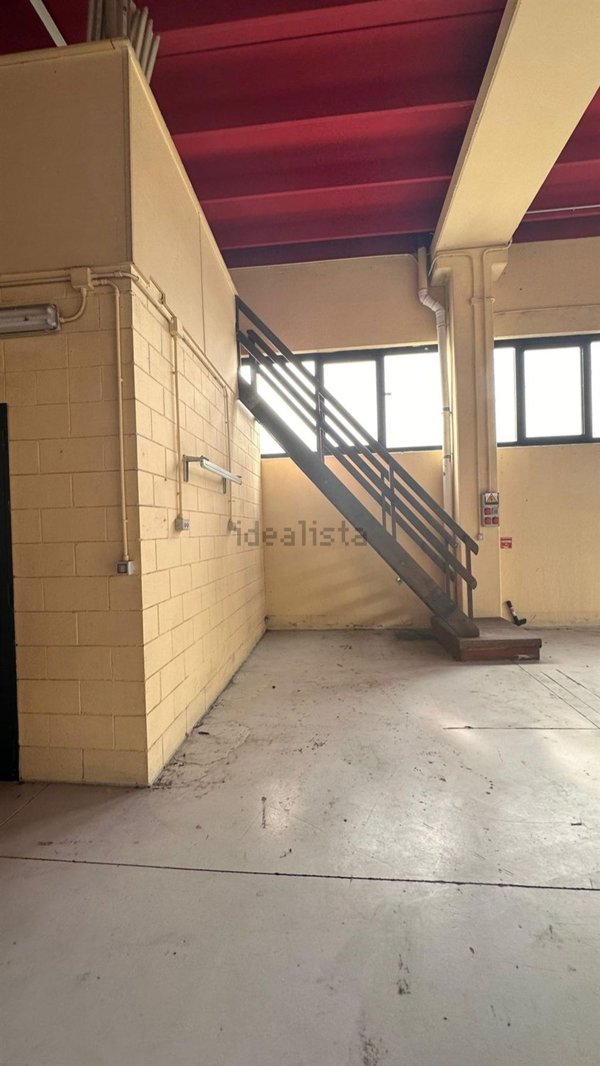 capannone in affitto a Caronno Pertusella