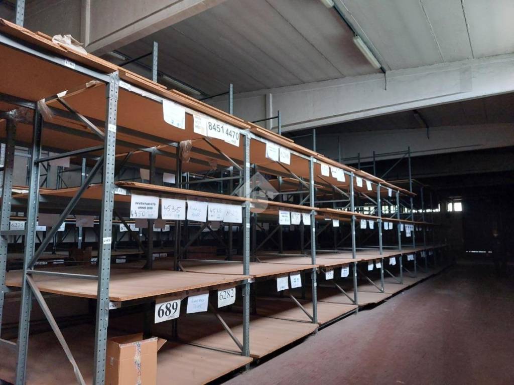 locale commerciale in affitto a Caronno Pertusella