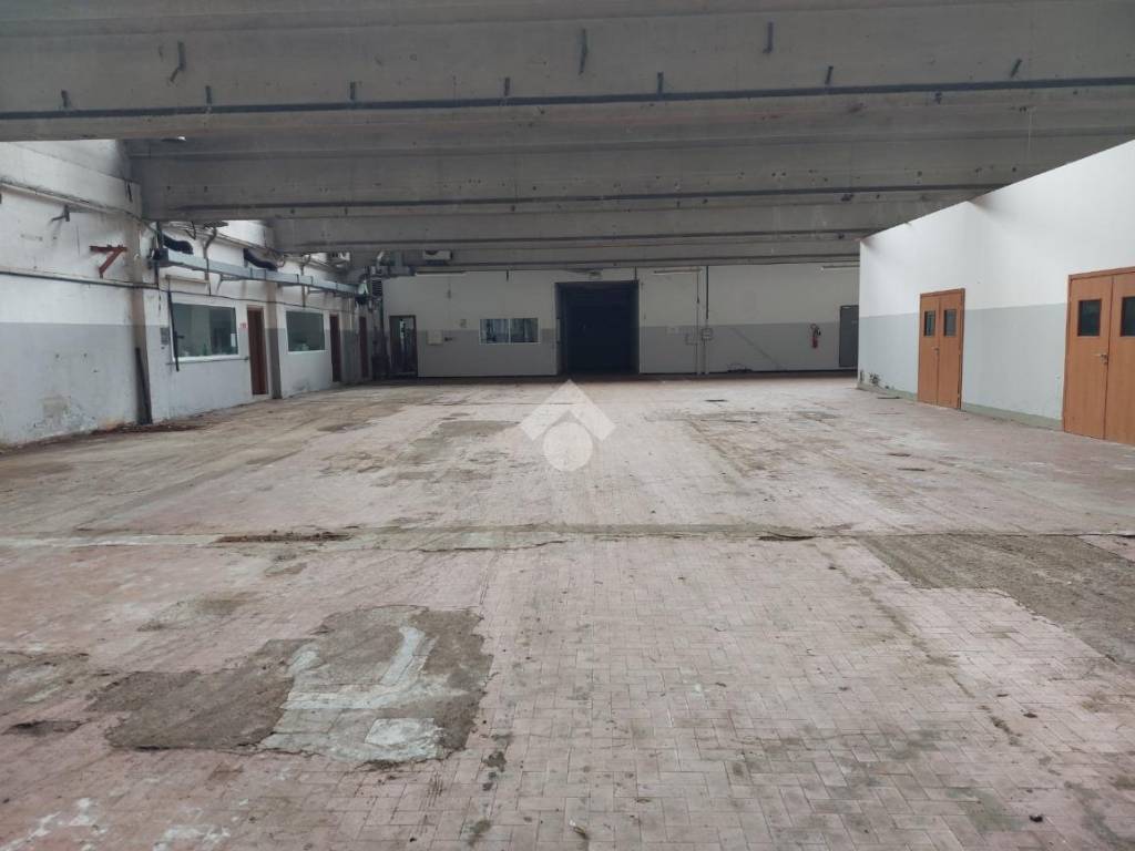 locale commerciale in affitto a Caronno Pertusella