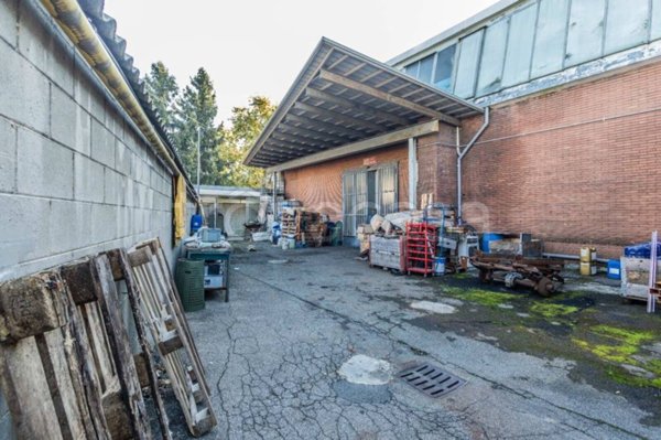 locale commerciale in affitto a Caronno Pertusella