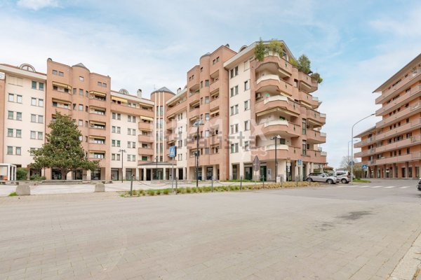 negozio in affitto a Caronno Pertusella