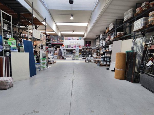 locale commerciale in affitto a Caronno Pertusella