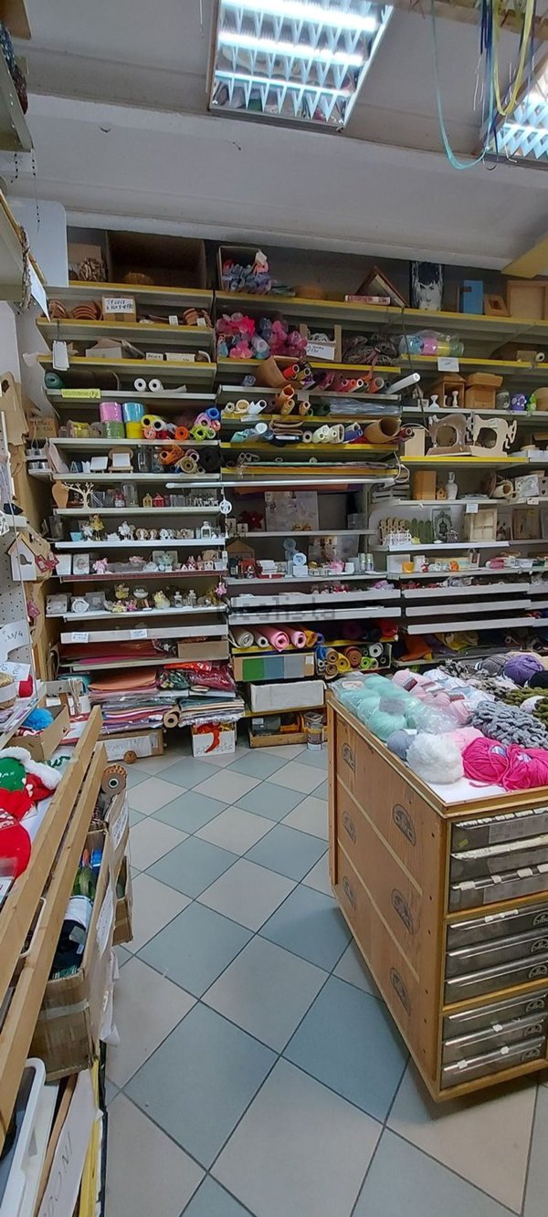 negozio in affitto a Caronno Pertusella