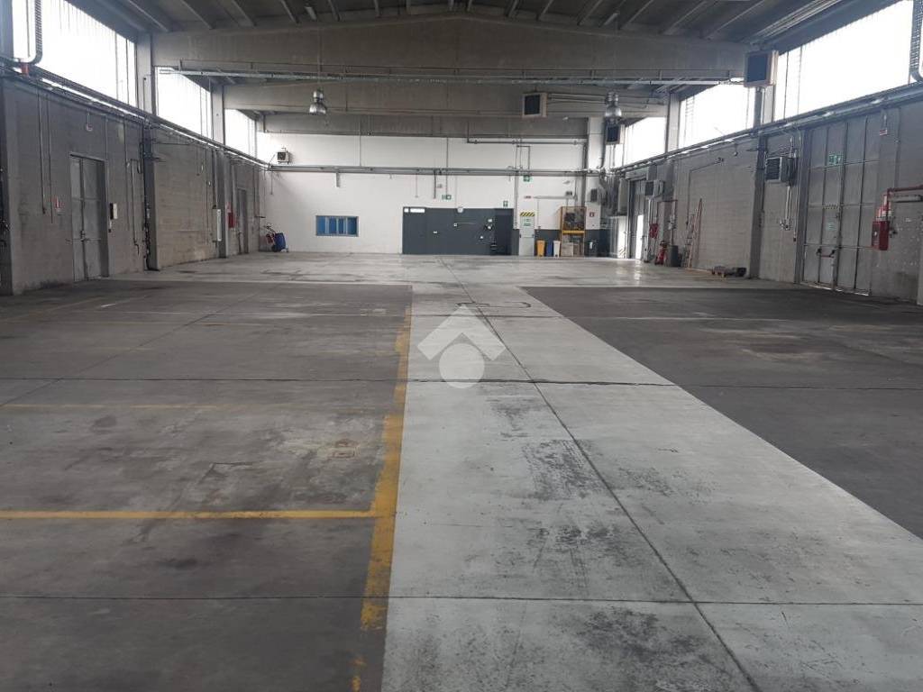 locale commerciale in affitto a Caronno Pertusella