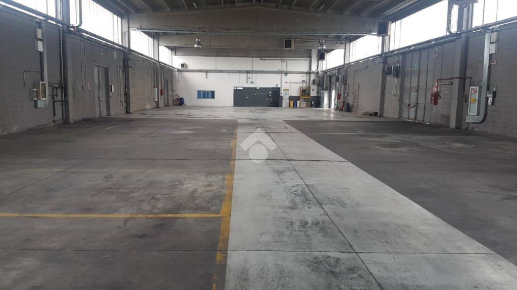 locale commerciale in affitto a Caronno Pertusella