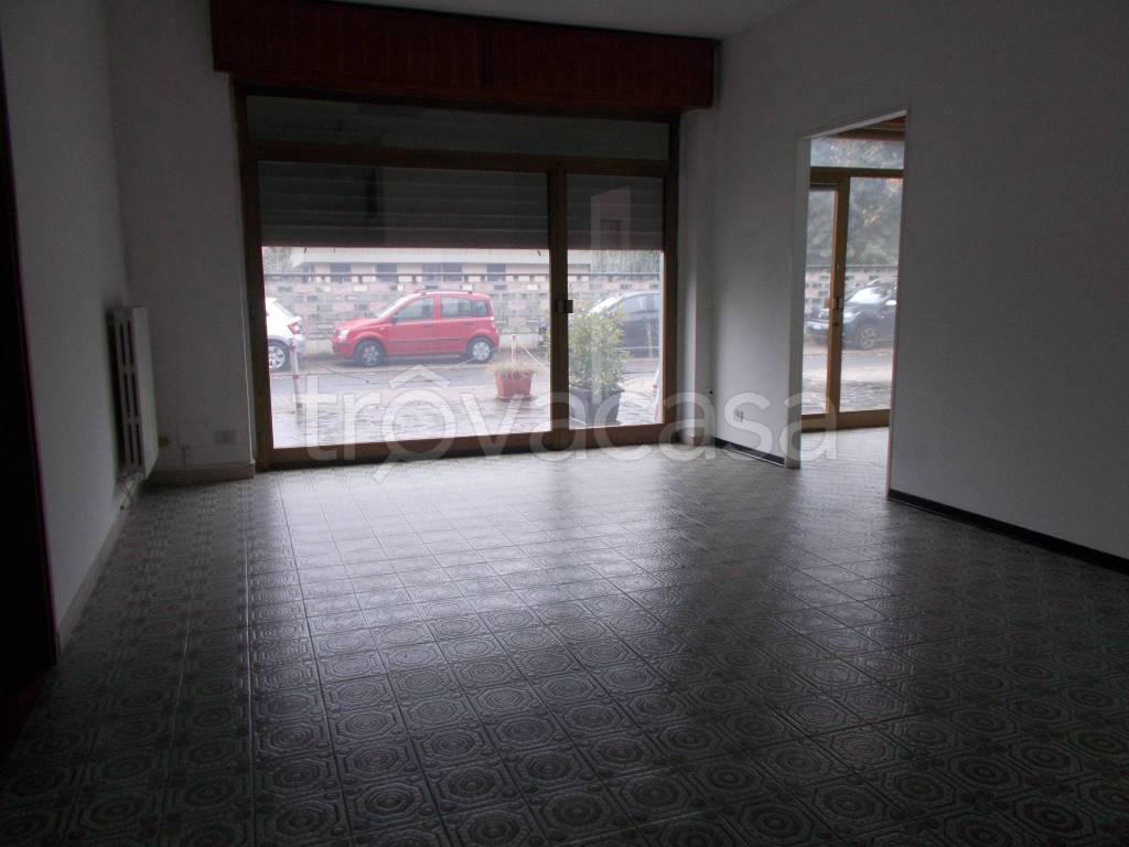 negozio in affitto a Caronno Pertusella