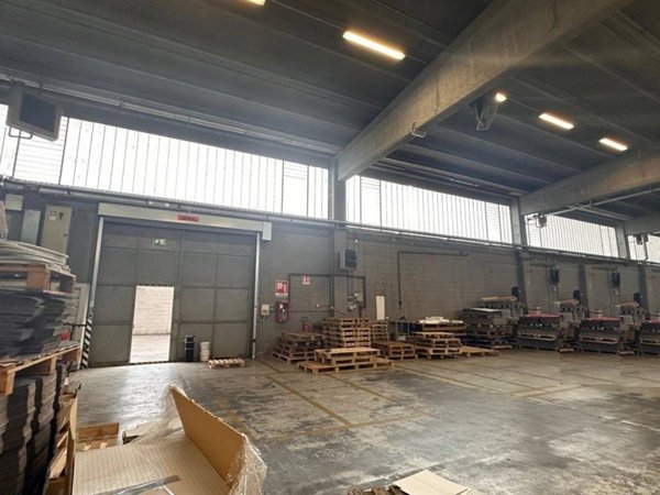 locale commerciale in affitto a Caronno Pertusella