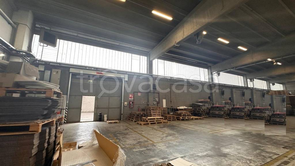 locale commerciale in affitto a Caronno Pertusella