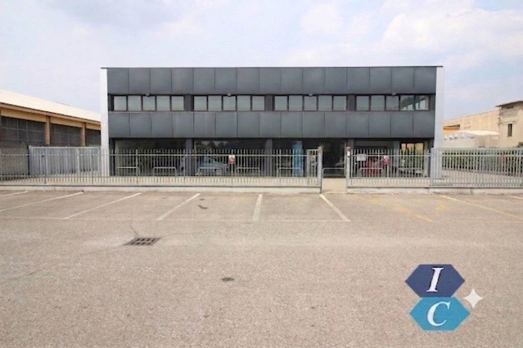 locale commerciale in affitto a Caronno Pertusella