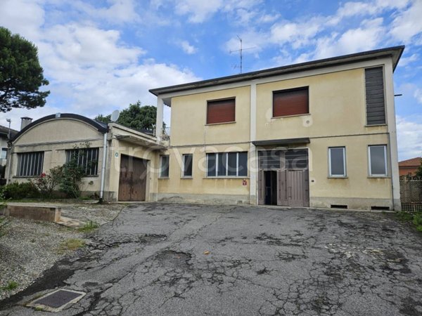locale commerciale in affitto a Casorate Sempione