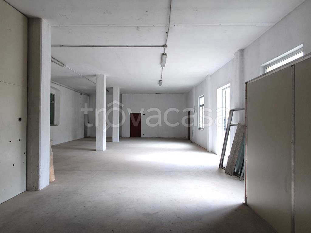 locale commerciale in affitto a Cassano Magnago