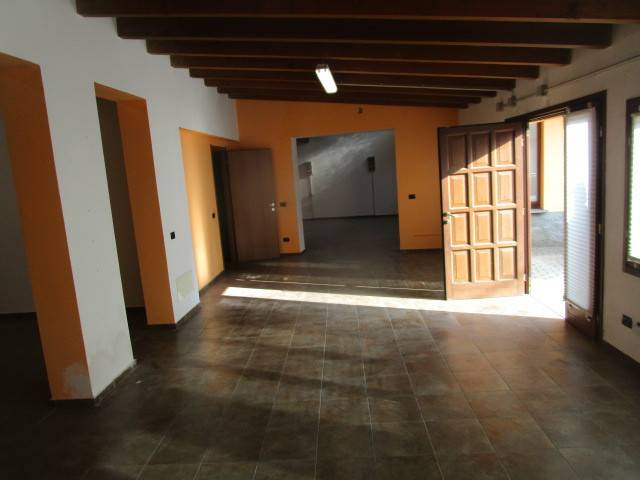 locale commerciale in affitto a Cassano Magnago