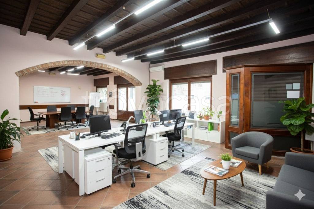 negozio in affitto a Castellanza in zona Castegnate