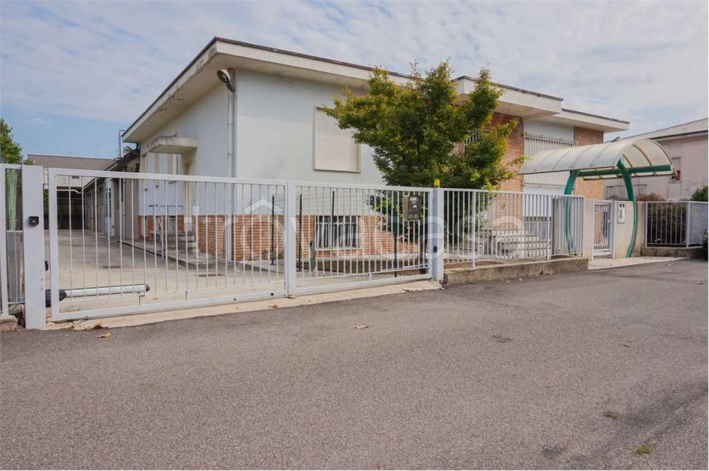locale commerciale in affitto a Cislago