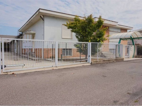 locale commerciale in affitto a Cislago