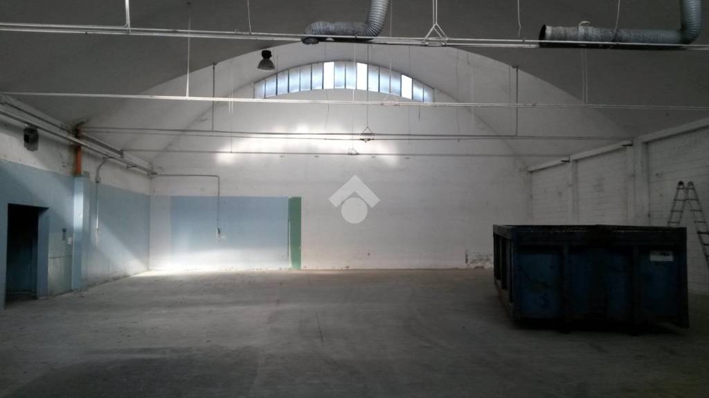 locale commerciale in affitto a Cislago