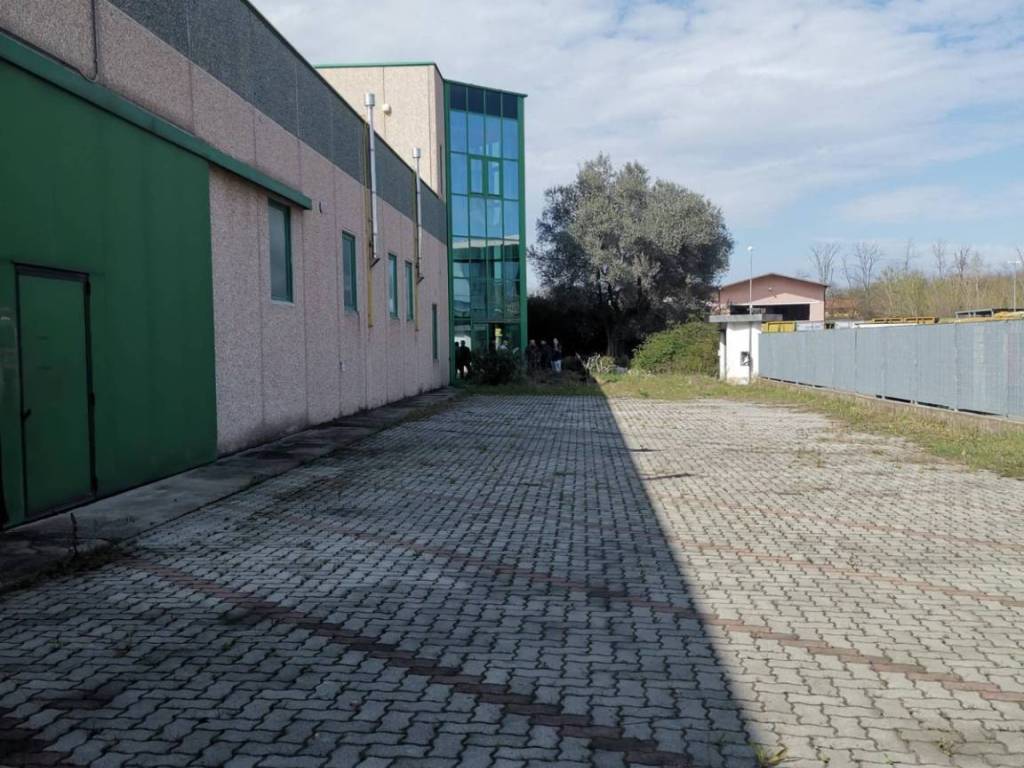 locale commerciale in affitto a Fagnano Olona
