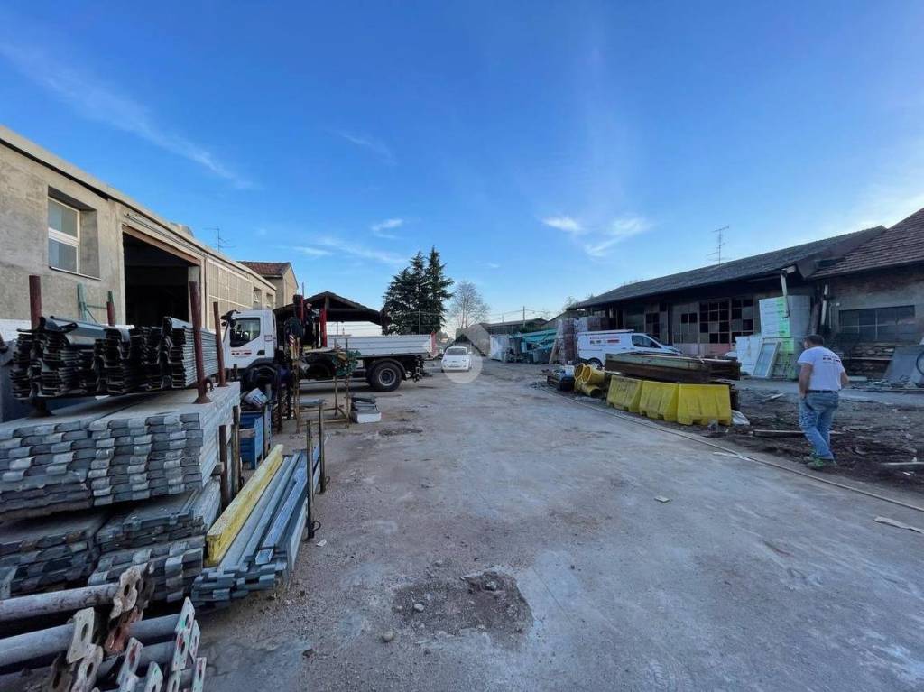 locale commerciale in affitto a Fagnano Olona