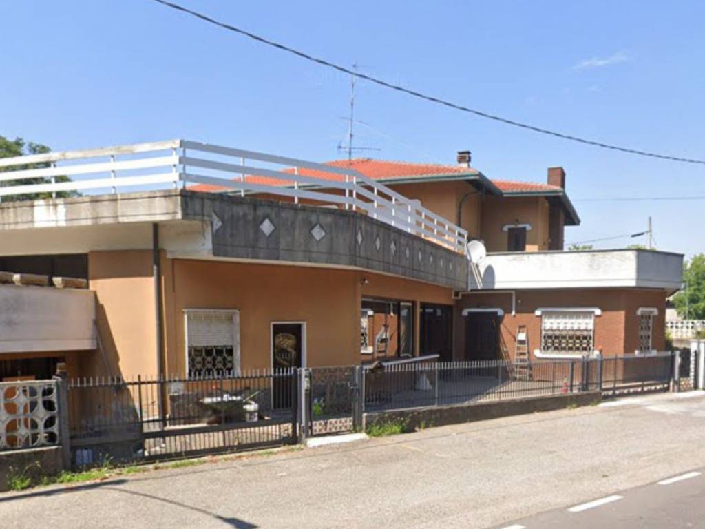 negozio in affitto a Ferno