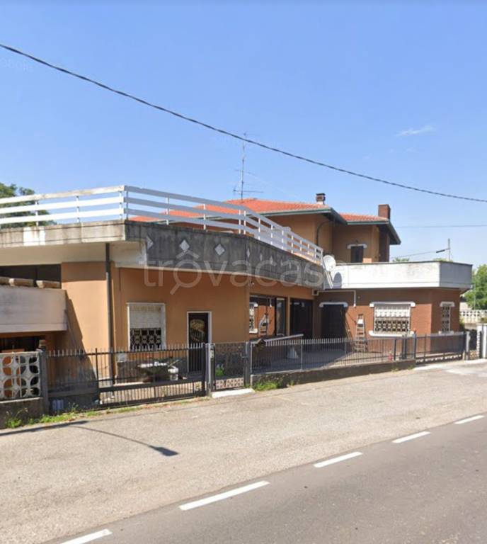 negozio in affitto a Ferno