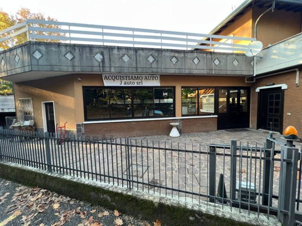 locale commerciale in affitto a Ferno