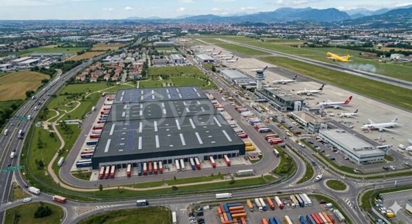 locale commerciale in affitto a Ferno in zona San Macario