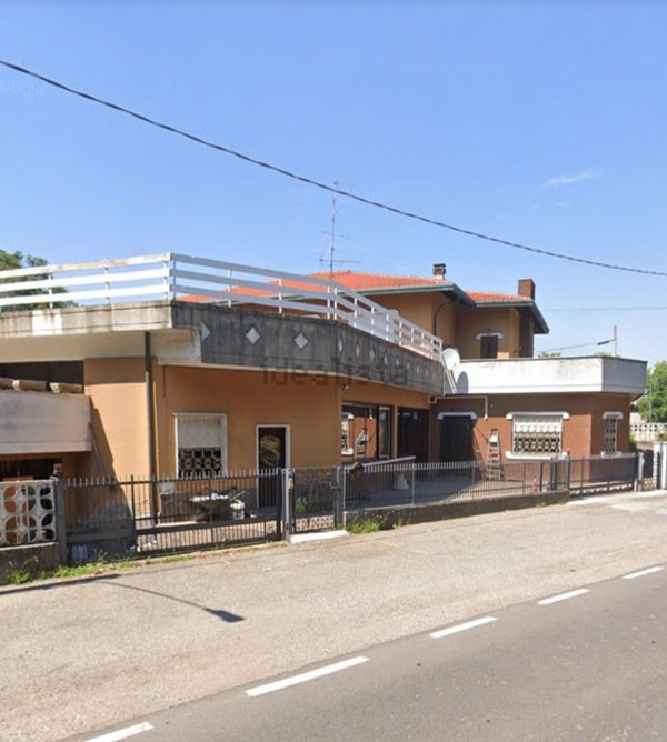 locale commerciale in affitto a Ferno