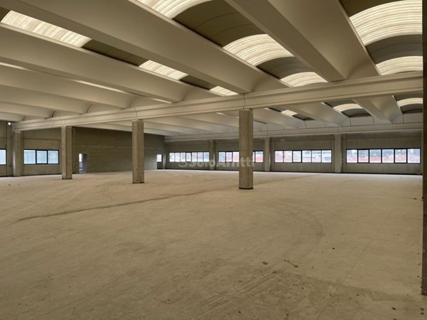 locale commerciale in affitto a Gallarate
