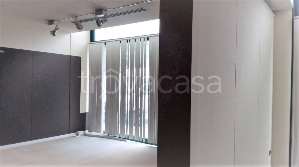 negozio in affitto a Gallarate in zona Madonna in Campagna