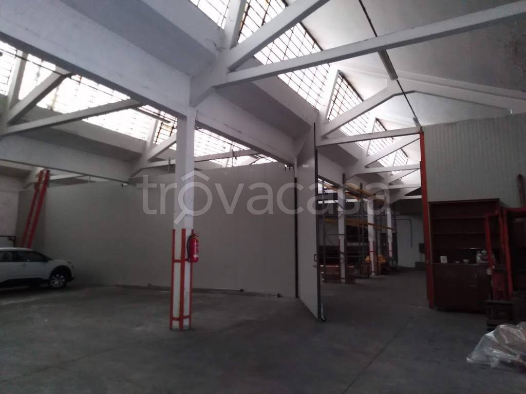locale commerciale in affitto a Gallarate in zona Sciarè
