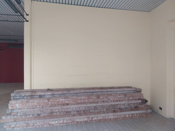 locale commerciale in affitto a Gallarate