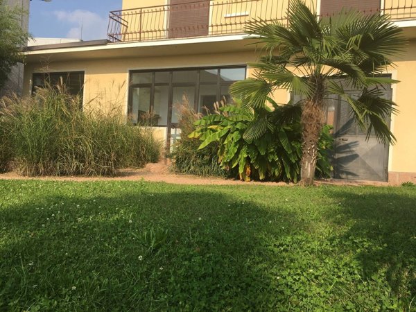 ufficio in affitto a Gallarate in zona Sciarè