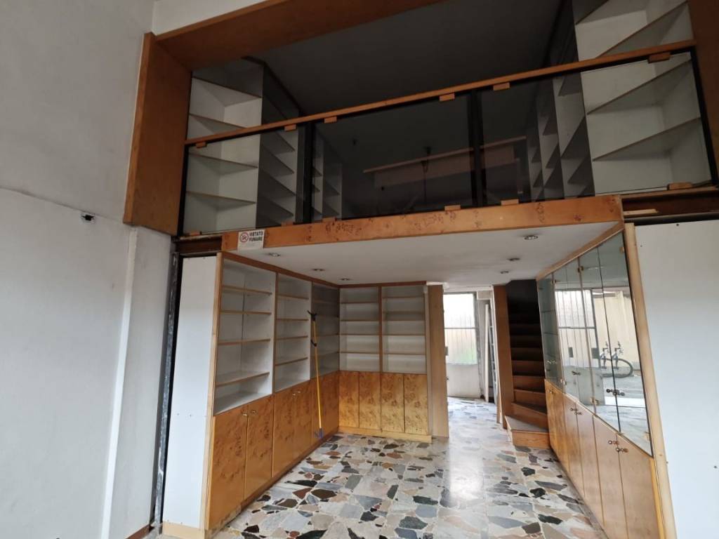 negozio in affitto a Gallarate in zona Arnate