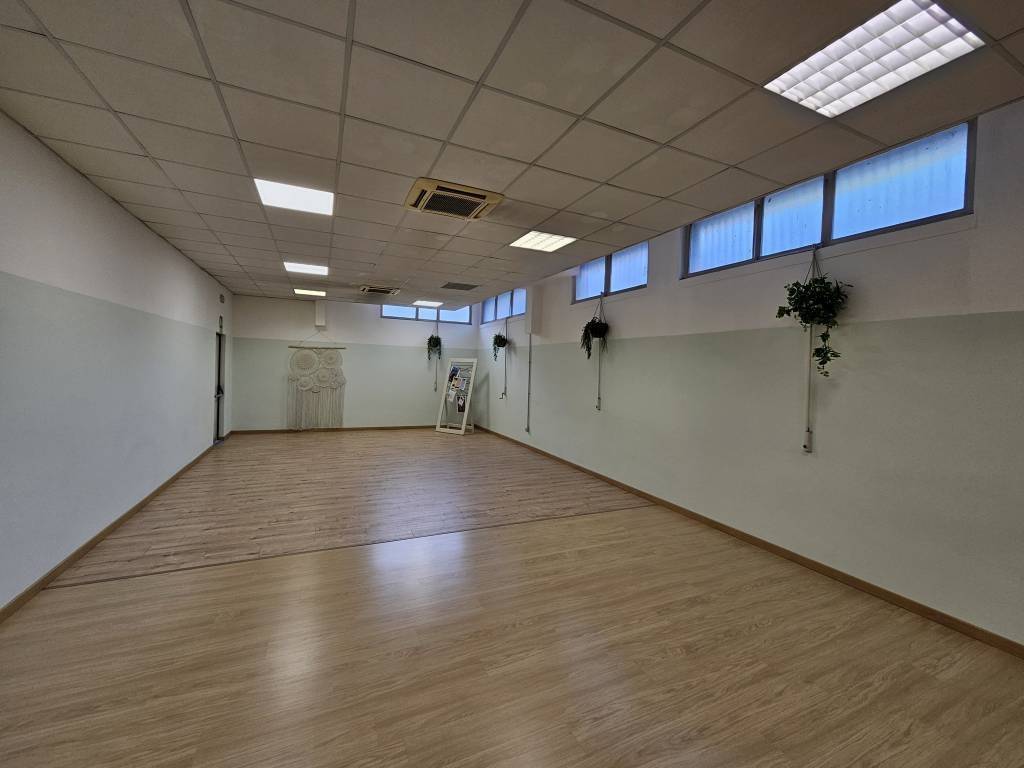 ufficio in affitto a Gallarate in zona Sciarè