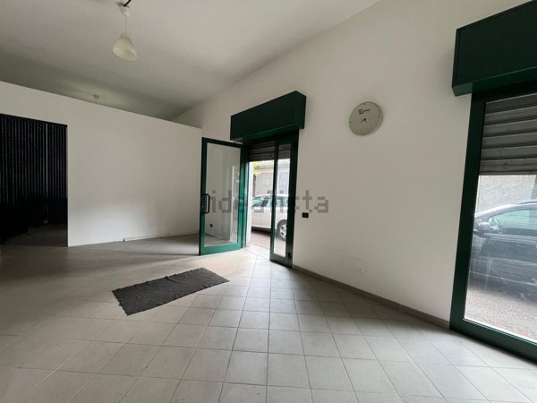 negozio in affitto a Gallarate in zona Crenna