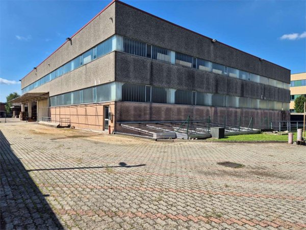locale commerciale in affitto a Gallarate