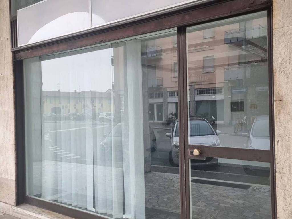 negozio in affitto a Gallarate in zona Crenna