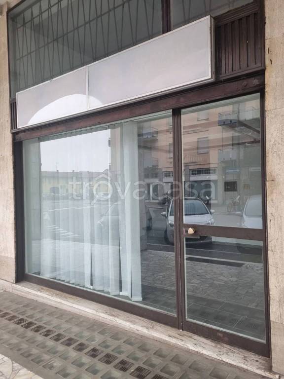 negozio in affitto a Gallarate in zona Crenna