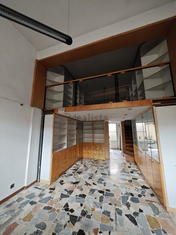 negozio in affitto a Gallarate in zona Arnate