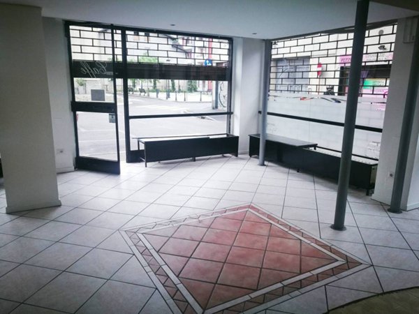 negozio in affitto a Gallarate in zona Sciarè
