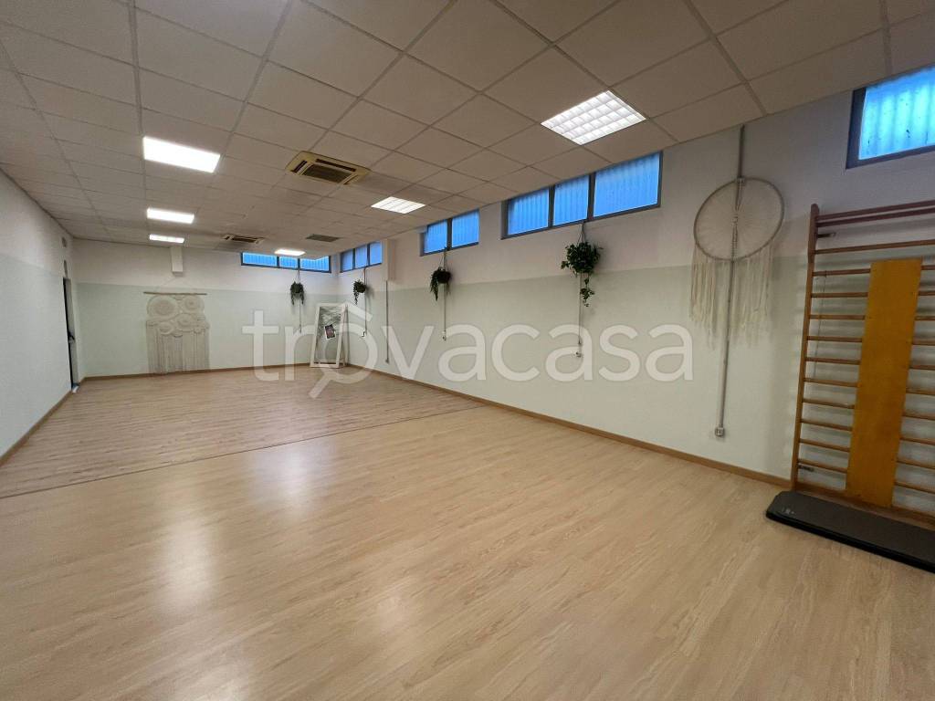 negozio in affitto a Gallarate in zona Sciarè